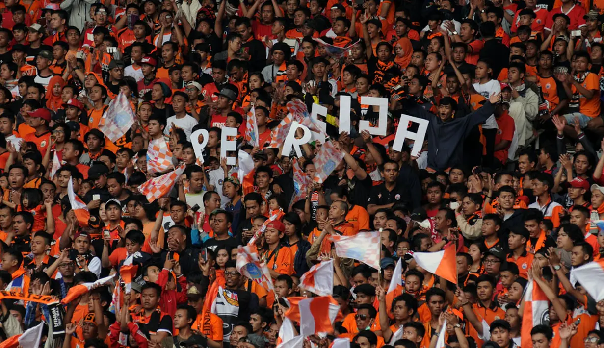 Puluhan ribu Jakmania memadati Stadion GBK untuk menyaksikan langsung laga Persija Jakarta kontra Persib Bandung, (10/8/2014). (Liputan6.com/Helmi Fithriansyah)