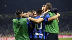 Pemain dan pelatih Inter Milan Simone Inzaghi merayakan kemenangan atas Atalanta pada pekan ke-37 Serie A 2022/2023 di Stadio Giuseppe Meazza, Minggu (28/5/2023). (AP Photo/Antonio Calanni)