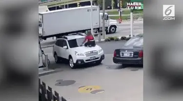 Sadar jadi korban pencurian, wanita ini tak tinggal diam dengan menaiki mobilnya yang dikemudikan sang pencuri.