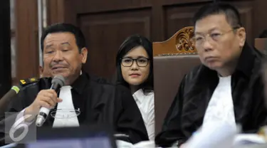 Jessica Kumala Wongso tampil beda saat mengikuti persidangan ke 25 di PN Jakpus, Senin (26/9). Jessica mengenakan kacamata saat sidang menghadirkan ahli hukum pidana dari Universitas Islam Indonesia, Mudzakkir. (Liputan6.com/Helmi Afandi)