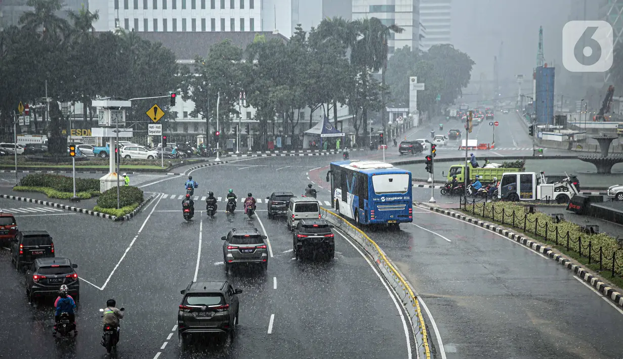 Sejumlah kendaraan melintas saat hujan deras megguyur kawasan Patung Kuda, Jakarta, Kamis (21/10/2021). Memasuki musim hujan, warga Jakarta diharapkan mewaspadai terjadinya banjir dan dampak kemacetan yang akan makin parah karena genangan air di badan jalan. (Liputan6.com/Faizal Fanani)