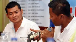 AKBP Untung Sangaji (kanan) saat menunjukkan senjata yang digunakan untuk melumpuhan pelaku teror Sarinah (14/1) lalu, Jakarta, Sabtu (16/1/2016). Untung melumpuhkan dua pelaku bom di depan Starbucks Coffee, Sarinah. (Liputan6.com/Helmi Fithriansyah)