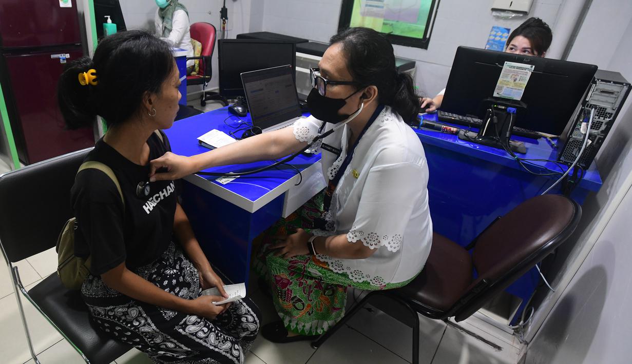 Terdapat 15 pelayanan medis yang diberikan, termasuk untuk dewasa, lansia, anak, ibu, bersalin, layanan 24 jam, serta pengendalian penyakit. Tampak dalam foto, salah satu tenaga medis sedang melakukan pemeriksaan kesehatan warga di Puskesmas Kebayoran Lama, Jakarta, Jumat (9/1/2026). (merdeka.com/Arie Basuki)