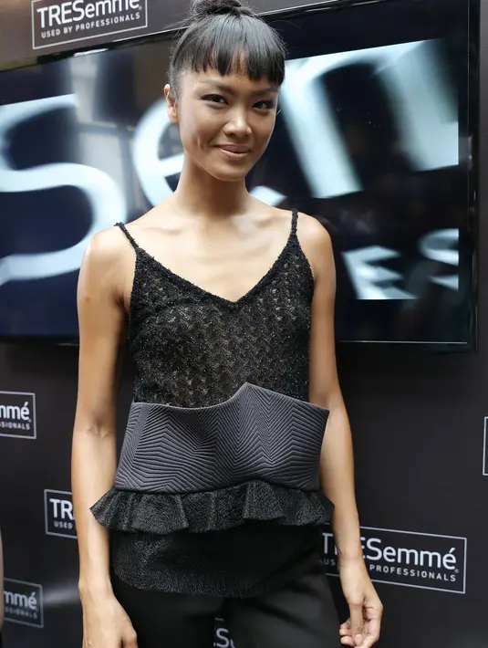 "Aku fokus akting. Aku merasa akting itu bisa memerankan berbagai karakter, makanya nggak pernah berhenti belajar," ujar Kelly Tandiono, di Plaza Indonesia, kawasan Thamrin, Jakarta Pusat, beberapa waktu lalu. (Galih W. Satria/Bintang.com)