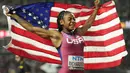 Pelari Amerika Serikat, Sha’Carri Richardson membentangkan bendera negaranya saat melakukan selebrasi memenangkan final 100 meter putri Kejuaraan Dunia Atletik 2023 di National Athletics Centre, Budapest, Hungaria, pada 22 Augustus 2023. (AP Photo/Ashley Landis)