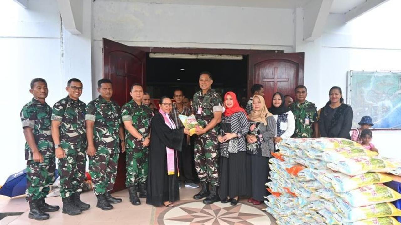 Lanud Pattimura Bagikan 1 Ton Beras untuk Umat Kristiani di Ambon Jelang Natal 2025