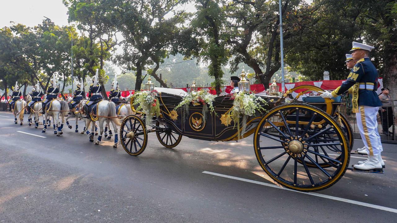 Kirab Merah Putih Bawa Bendera Pusaka Menuju Istana Merdeka