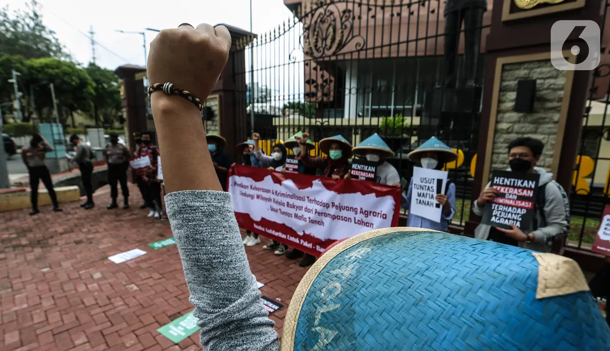 Organisasi WALHI bersama masyarakat Rukun Tani Sumberejo Pakel melakukan aksi di depan Mabes Polri, Jakarta, Jumat (21/1/2022). Mereka menuntut kekerasan yang dilakukan oknum aparat kepolisian terhadap Warga Rukun Tani Sumberejo Pakel, Desa Pakel, Banyuwangi, Jawa Timur. (Liputan6.com/Johan Tallo)