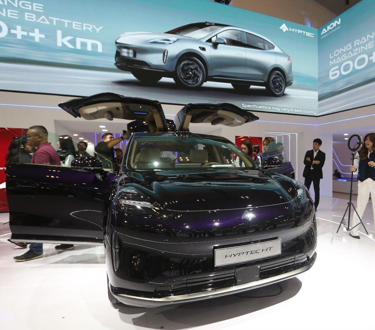 Sejumlah awak media dan kreator konten melihat mobil listrik AION Hyptec HT yang ditampilkan dalam ajang Gaikindo Indonesia International Auto Show (GIIAS) 2024 di ICE BSD, Kabupaten Tangerang, Rabu (17/7/2024). AION Indonesia memperkenalkan Hyptec HT, m