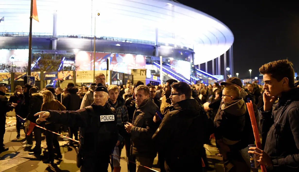 Laga persahabatan antara Prancis melawan Jerman diwarnai serangkaian tindak terorrisme bom dan penembakan di sekitar Stadion Stade de France, Prancis, Sabtu (13/11/2015). (AFP Photo/Franck Fife)