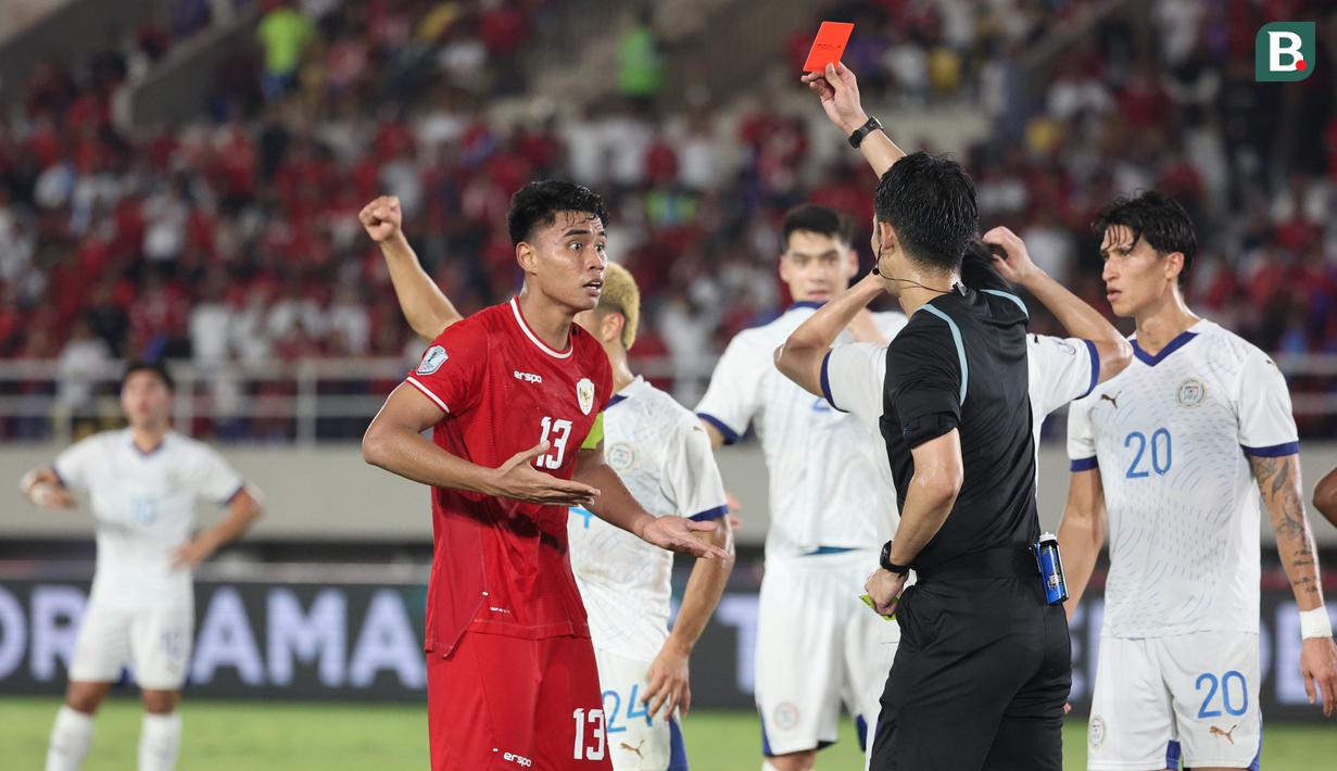 <p>Pemain Timnas Indonesia, Muhammad Ferarri mendapatkan kartu merah dari wasit pada laga&nbsp;Grup B Piala AFF 2024 melawan Filipina yang berlangsung di Stadion Manahan, Solo, Jawa Tengah, Sabtu (21/12/2024). (Bola.com/Abdul Aziz)</p>