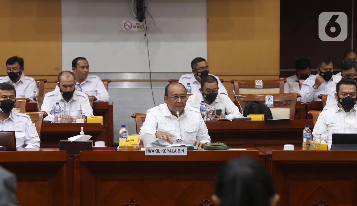 Wakil Kepala Badan Intelijen Negara Letnan Jenderal TNI (Purn) Teddy Lhaksmana Widya Kusuma (tengah) mengikuti rapat kerja bersama Komisi I DPR di Kompleks Parlemen, Senayan, Kamis (10/6/2021). Rapat kerja tersebut membahas RKA dan RKP BIN tahun 2022. (Liputan6.com/Angga Yuniar)