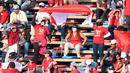Pendukung cilik Indonesia memadati tribun saat laga kedua Grup A Sepak Bola SEA Games 2023 antara Timnas Indonesia melawan Timnas Myanmar di Olympic Stadium, Phnom Penh, Kamboja, Kamis (04/05/2023). Skuad asuhan Indra Sjafri tersebut berhasil menang dengan skor telak 5-0. (Bola.com/Abdul Aziz)