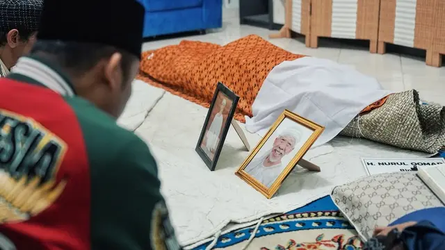 Komedian Nurul Qomar Meninggal Dunia, Ini 6 Potret Denny Cagur Melayat ke Rumah Duka