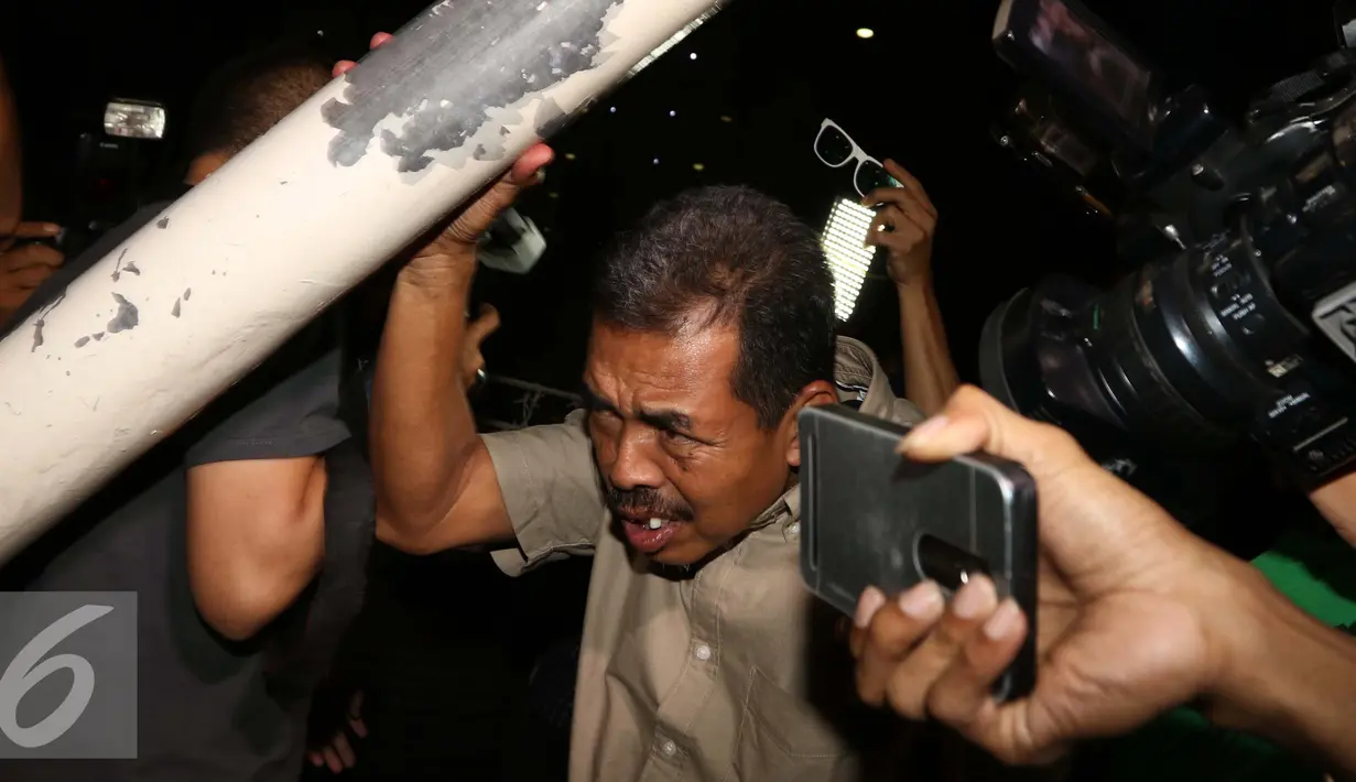 Oknum Jaksa di Kejati Sumbar bernama Farizal tampak kebingungan usai diperiksa oleh penyidik KPK selama kurang lebih enam jam, Jakarta, Rabu (21/9). (Liputan6.com/Helmi Afandi)