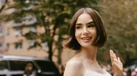 Lily Collins di acara NYFW. (dok. Instagram @calvinklein/https://www.instagram.com/p/DOhbK3kib6i/?img_index=14/Naura Rizkiawan)