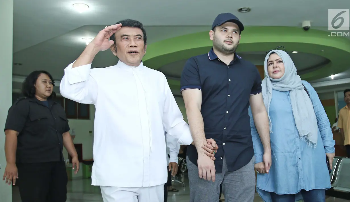 Penyanyi dangdut Rhoma Irama bersama istrinya Ridho Marwah mendampingi putranya, Ridho Rhoma saat keluar dari Rumah Sakit Ketergantungan Obat (RSKO), Jakarta, Kamis (25/01). (Liputa6.com/Herman Zakharia)
