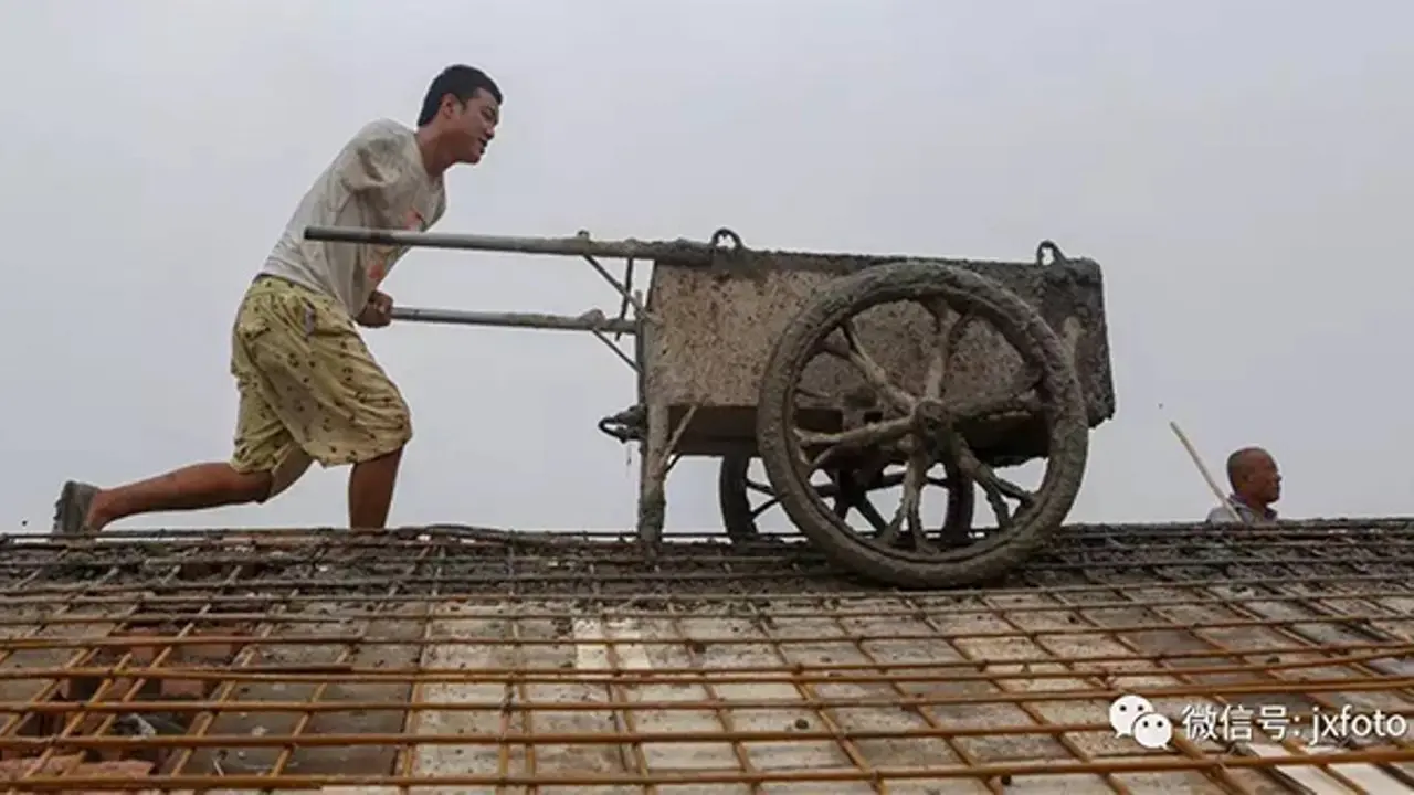 Tak Kenal Lelah, Tukang Bangunan Bertangan Satu Ini Bekerja Keras