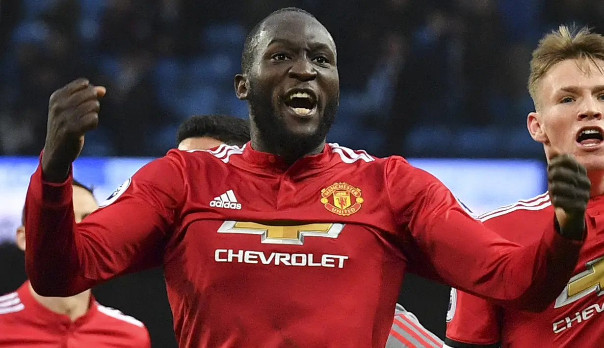 Selebrasi striker Manchester United, Romelu Lukaku setelah berakhirnya laga Liga Inggris 2017/2018 menghadapi Manchester City di Etihad Stadium, Manchester (7/4/2018). Romelu Lukaku dibeli MU dari Everton pada awal musim 2017/2018 dengan mahar senilai 84,7 juta euro atau kini setara Rp1,4 triliun. Hanya dua musim, ia hijrah ke Inter Milan pada awal musim 2019/2020 setelah tampil dalam 96 laga di semua ajang dengan torehan 42 gol dan 13 assist. (AFP/Ben Stansall)