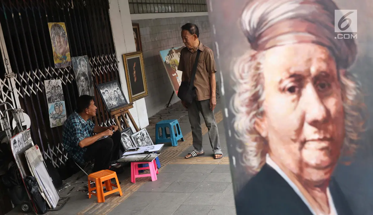 Warga berinteraksi di trotoar jalan Pintu Besar Selatan Kawasan Kota Tua Jakarta, Rabu (23/1). Sejak diluncurkan Oktober tahun lalu, Street Gallery Art diharapkan bisa meningkatkan jumlah wisatawan ke Kota Tua Jakarta. (Liputan6.com/Helmi Fithriansyah)