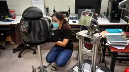 Mahasiswa menonfigurasi robot medis yang dimodifikasi untuk memeriksa pasien virus corona COVID-19 di Regional Center of Robotics Technology, Chulalongkorn University, Bangkok, Thailand, Rabu (18/3/2020). Thailand mengerahkan robot ‘Ninja’ untuk membantu memerangi COVID-19. (LILLIAN SUWANRUMPHA/AFP)