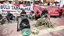 Massa yang tergabung dalam Koalisi Lawan Perampasan Tanah menggelar unjuk rasa di depan Mahkamah Agung, Jakarta, Kamis (2/6/2016). Dalam aksinya, mereka menuntut pemerintahan Jokowi untuk menyelesaikan konflik Agraria. (Liputan6.com/Faizal Fanani)