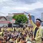 Ribuan mahasiswa yang terdiri dari berbagai perguruan tinggi negeri dan swasta di provinsi ini menggeruduk kantor DPRD Sumatera Barat, Rabu (7/9/2022). Kehadiran mereka di gedung wakil rakyat untuk menolak kenaikan harga BBM. (Liputan6.com/ Novia Harlina)