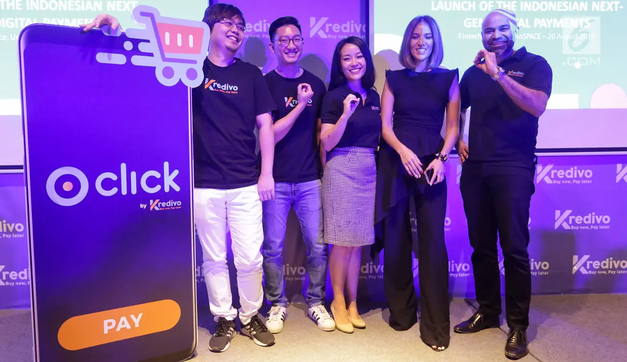 Jajaran Co-founder dan Head Kredivo dalam acara peluncuran Zero-click checkout di Jakarta, Selasa (20/8/2019). Zero-click merupakan sebuah inovasi Kredivo yang memastikan pengalaman berbelanja lebih cepat dan sederhana yang dioptimalisasi melalui mobile phone. (Liputan6.com/HO/Ading)