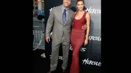 Dwayne Johnson memeluk tubuh kekasih dari pesepak bola asal Portugal, Irina Shayk di premiere film Hercules di Hollywood, California, (23/7/14) (REUTERS / Danny Moloshok)