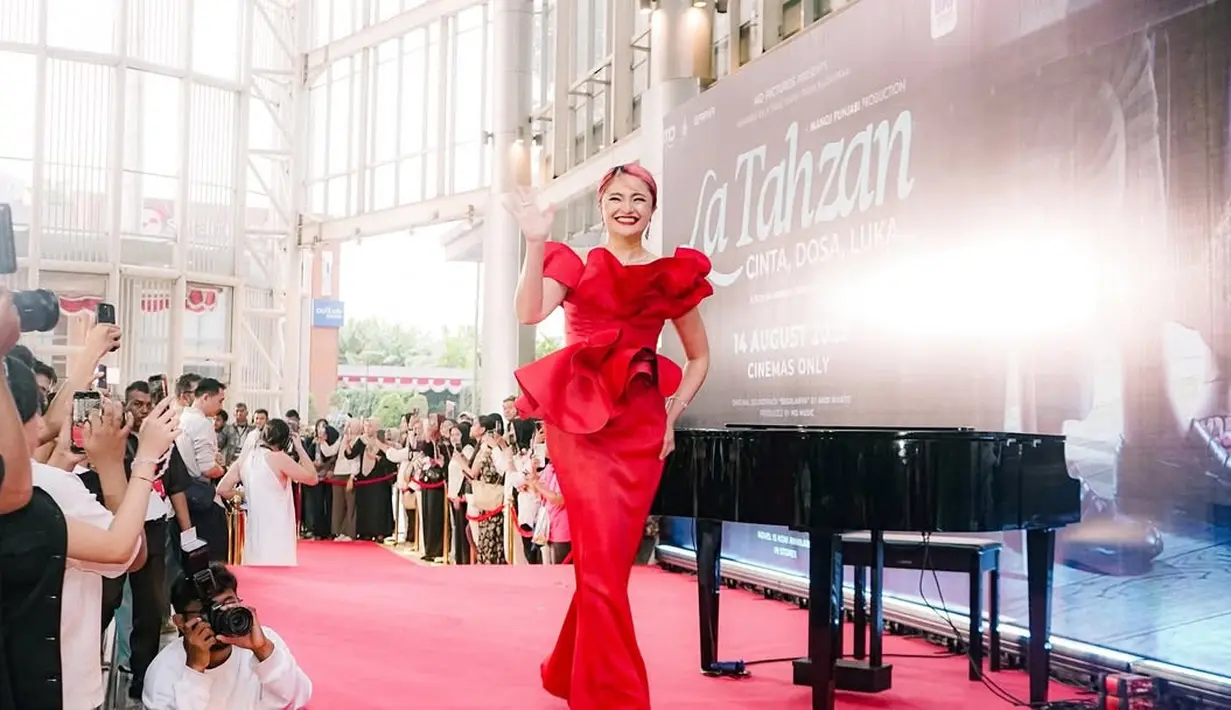 Penampilan Marshanda sukses menjadi pusat perhatian di premiere film terbarunya, La Tahzan [@marshanda99]