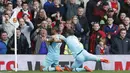 Gelandang West Ham, Dimitri Payet, merayakan gol yang dicetaknya ke gawang Manchester United. Keunggulan West Ham 1-0 berlangsung hingga menit ke-83. (Reuters/Carl Recine)