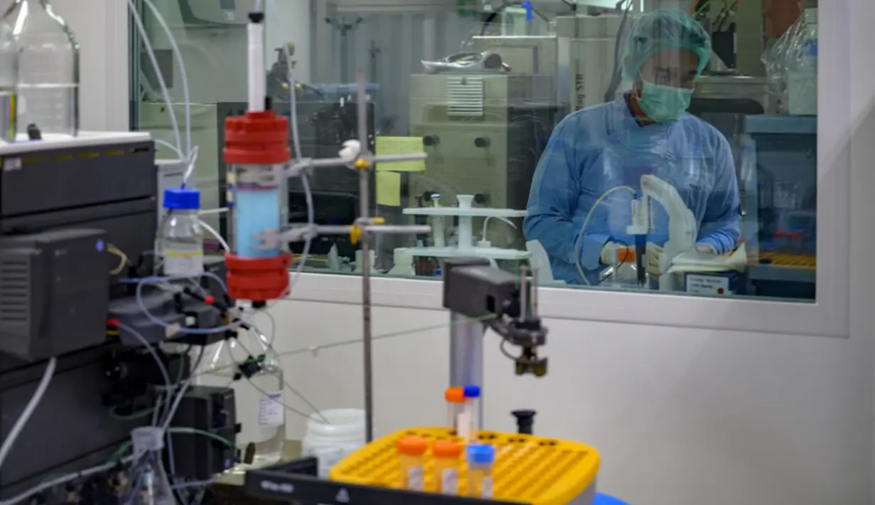 Pekerja memproduksi vaksin COVID-19 di perusahaan Bio Farma, Bandung, Jawa Barat, 12 Agustus 2020. Pemerintah melalui Bio Farma berupaya untuk memenuhi kebutuhan domestik dengan mempersiapkan sebanyak 15 juta bulk vaksin COVID-19 untuk tahap pertama. (BAY ISMOYO/AFP)