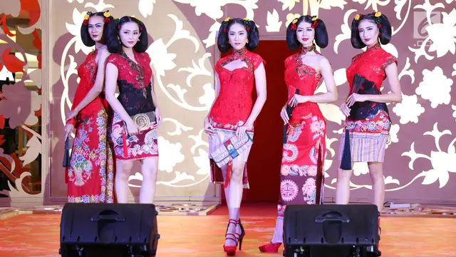 Fashion Show Dua Budaya Meriahkan Kampoeng Imlek Mal Taman Anggrek