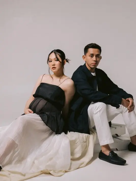 Ribka Sugiarto dan Muhammad Rian Ardianto akan menjadi orangtua. Keduanya pun melakukan maternity shoot dengan mengambil tempat di sebuah foto studio yang dicapture oleh Venema Picture. [@venemapictures]