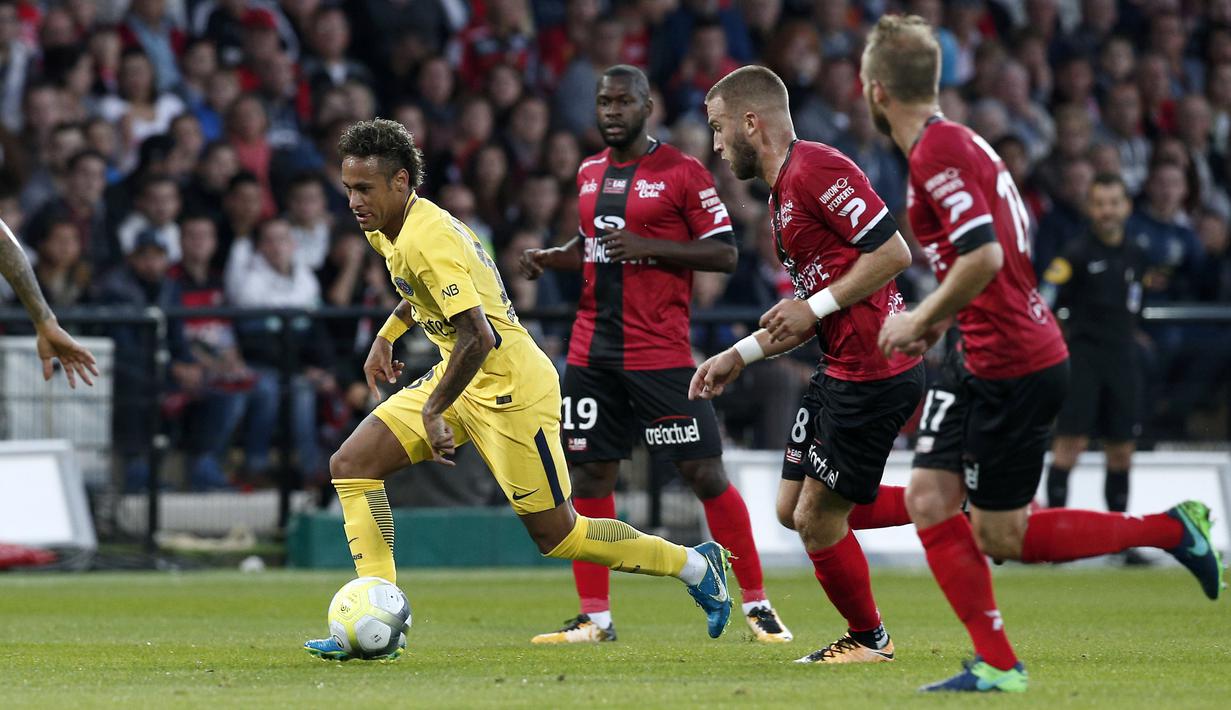 Aksi Neymar melewati para pemain Guingamp pada laga Ligue 1 Prancis di the Roudourou stadium, Guingamp, (13/8/2017). PSG menang 3-0. (AP/Kamil Zihnioglu)