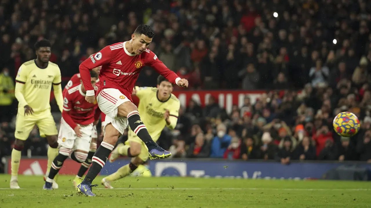 Foto: Kado Perpisahan Cristiano Ronaldo untuk Michael Carrick saat Manchester United Libas Arsenal di Liga Inggris