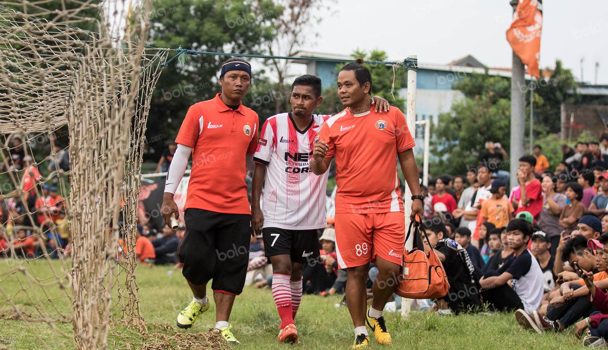 Gelandang Persija, Ramdani Lestaluhu, mengalami cedera saat laga ujicoba melawan Barito Putera di Stadion Bea Cukai, Jakarta, Selasa (5/4/2016). Kedua tim bermain imbang 2-2. (Bola.com/Vitalis Yogi Trisna)