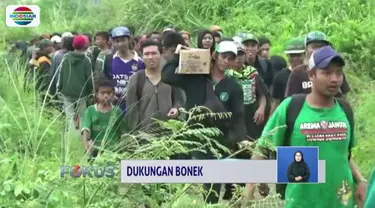 Demi tonton pertandingan Persebaya secara langsung, Bonek rela menginap di Stadion Si Jalak Harupat, Bandung.