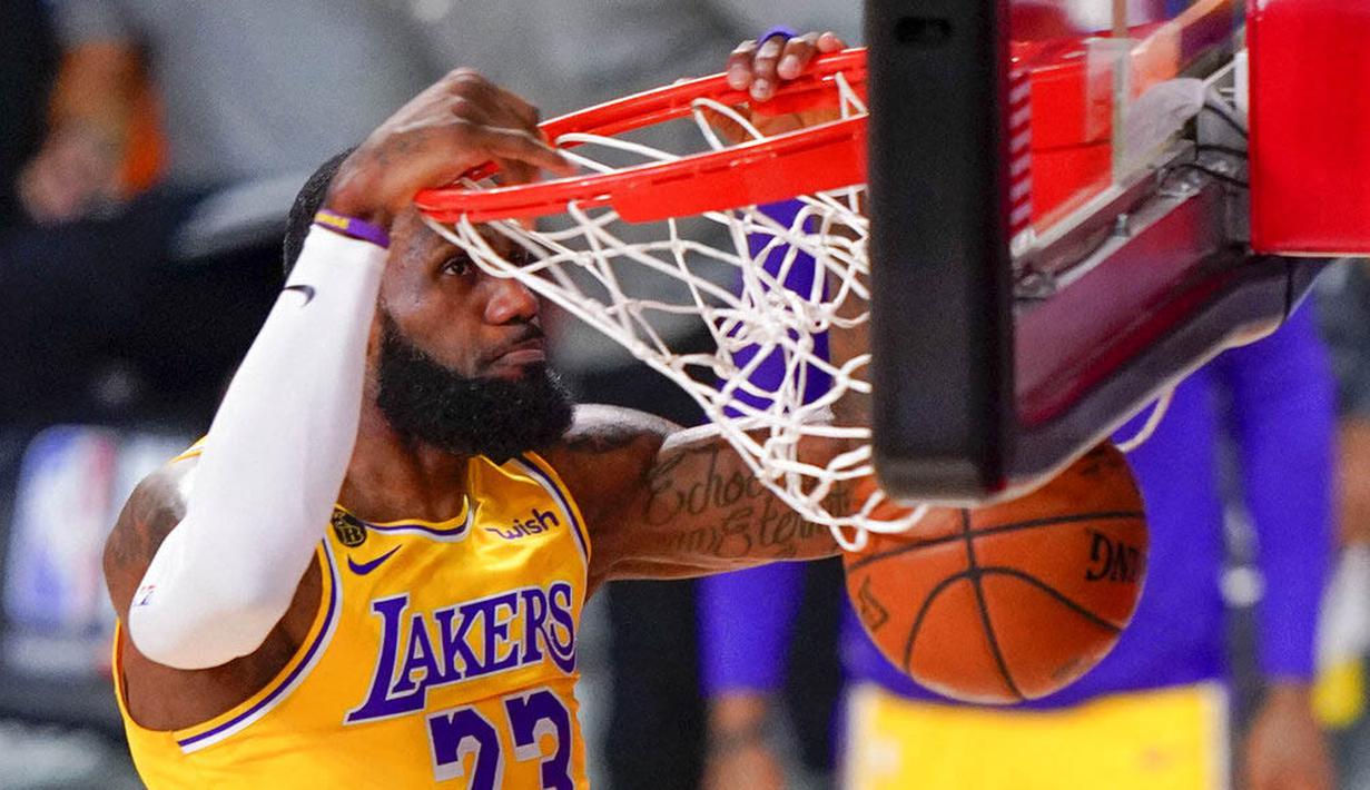Pebasket Los Angeles Lakers, LeBron James, memasukkan bola saat melawan Miami Heat pada gim keempat final NBA di Lake Buena Vista, Rabu (7/10/2020). Lakers menang dengan skor 102-96. (AP Photo/Mark J. Terrill)