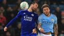 Bek Leicester, Christian Fuchs, duel udara dengan bek Manchester City, Kyle Walker, pada laga Piala Liga di Stadion King Power, Leicester, Selasa (18/12). Leicester kalah adu penalti dari City. (AFP/Lindsey Parnaby)