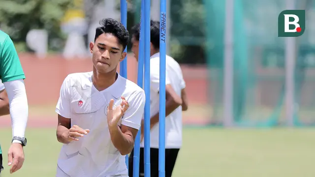 Foto: Timnas Indonesia U-20 Latihan Dibawah Sinar Terik, Marselino Ferdinan Kena Tendang Shin Tae-yong