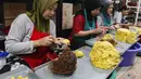 Harga jual kue-kue kering tersebut tergantung jenis dan jumlah serta besaran. Tampak dalam foto, pekerja memproduksi berbagai jenis kue kering di Botisha Cookes Kampung Nastar, Larangan, Tangerang, Banten, Kamis 12 Maret 2026. (merdeka.com/Arie Basuki)