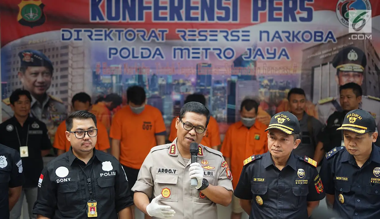 Kabid Humas Polda Metro Jaya, Kombes Pol Argo Yuwono memberikan keterangan pers dalam rilis kasus narkotika jaringan internasional di Jakarta, Kamis (13/6/2019). Petugas mengungkap tiga kasus penyelundupan narkotika jaringan internasional dengan barbuk 45 kg sabu. (Liputan6.com/Immanuel Antonius)