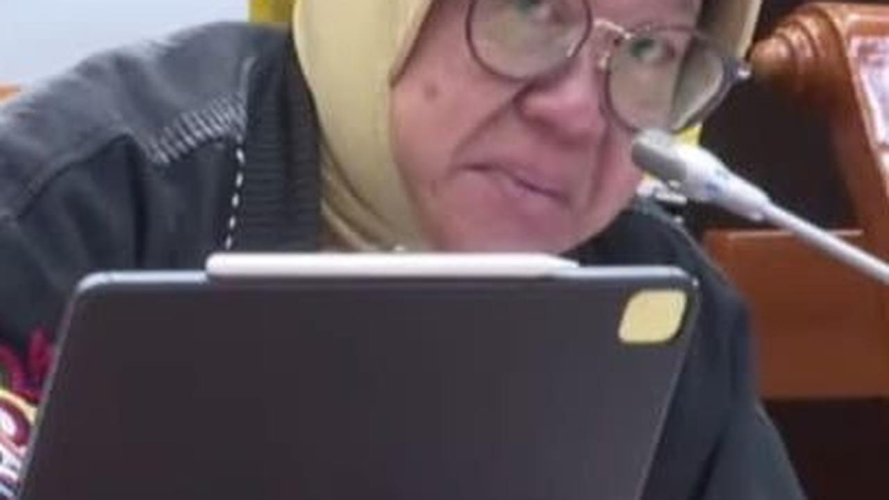 Mensos Risma Nangis Dengar Kesusahan Warga saat Rapat dengan Komisi VIII DPR RI