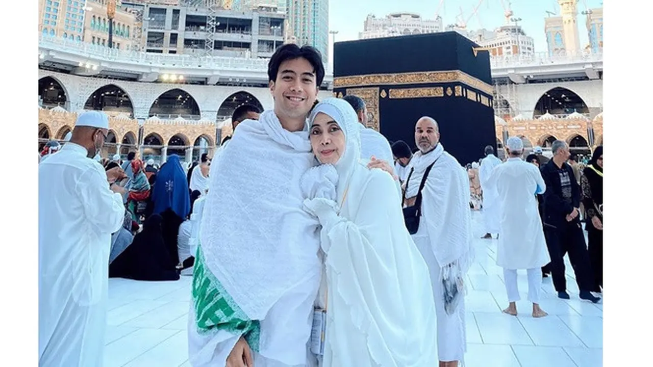 6 Momen Kedekatan Vidi Aldiano dengan Ibunda, Terbaru Umrah Bareng
