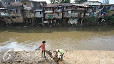 Bangunan semi permanen berdiri di bantaran Sungai Ciliwung, Bukit Duri, Jakarta (29/3). Relokasi tahap kedua dipastikan akan dilanjutkan pada akhir Mei mendatang, meski sebagian warga menolak dan menuntut ganti rugi. (Liputan6.com/Immanuel Antonius)