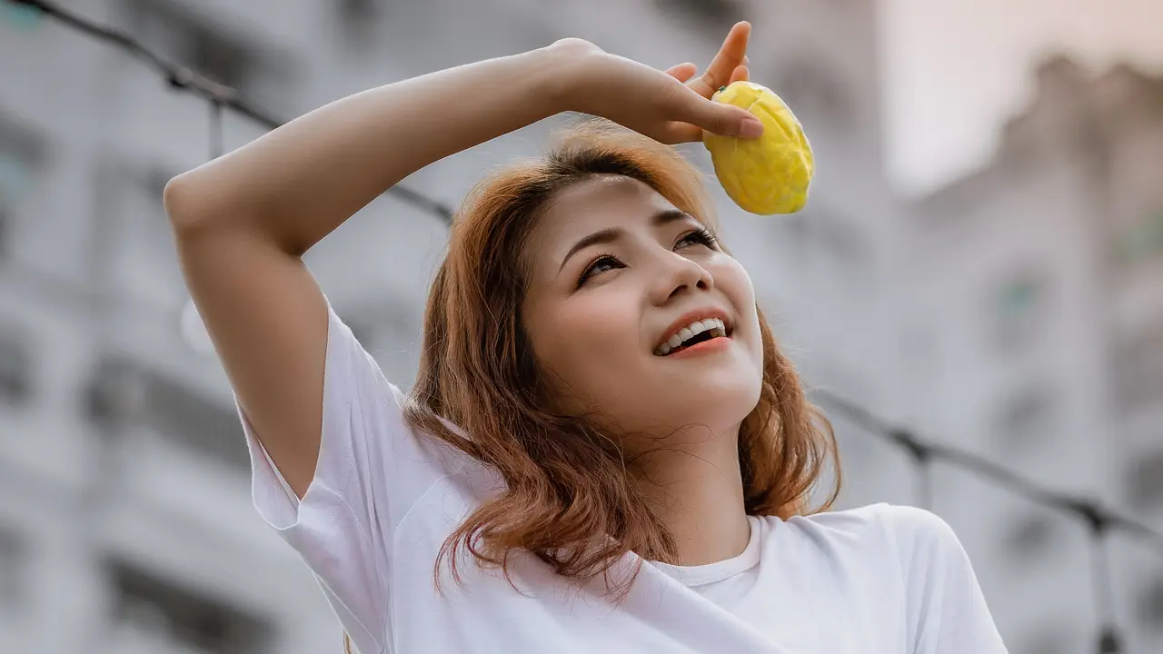 perempuan tersenyum