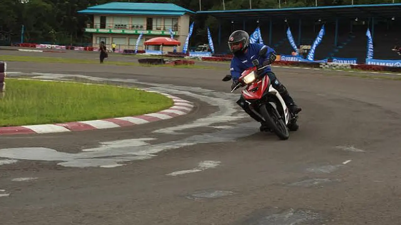 Kencan Singkat dengan "Raja Jalanan" Yamaha