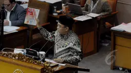 Ketua Badan Pemeriksaan Keuangan (BPK RI) Harry Azhar Aziz menunjukan buku Ikhtisar Hasil Pemeriksaan Keuangan Semester ll Tahun 2014 dalam Rapat Paripurna dengan DPR RI di Komplek Parlemen, Jakarta, Selasa (7/4/2015). (Liputan6.com/Andrian M Tunay)