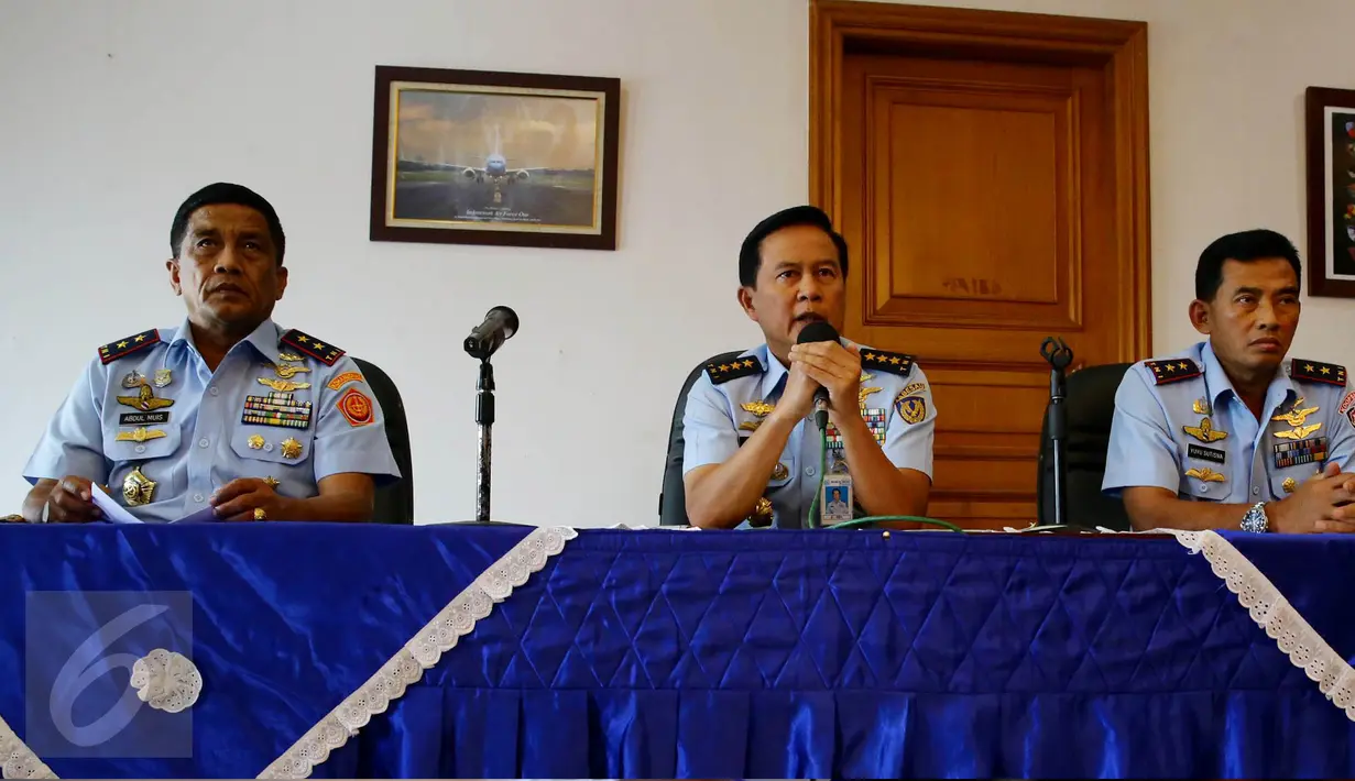 Wakasau Marsekal Madya TNI Hadiyan Sumintaatmadja (tengah) memberikan keterangan terkait jatuhnya pesawat Hercules milik TNI AU di Wamena, di Lanud Halim Perdanakusuma, Jakarta, Minggu (18/12). (Liputan6.com/Johan Tallo)